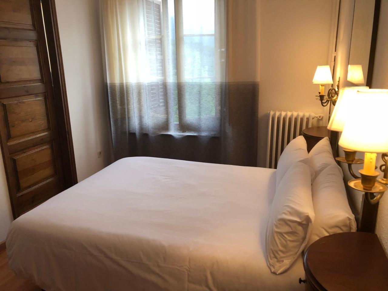 Hostal De La Gloria Виладрау Екстериор снимка
